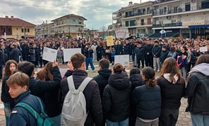 Τα νέα παιδιά τίμησαν τα τρία αδικοχαμένα κορίτσια της Καλαμπάκας